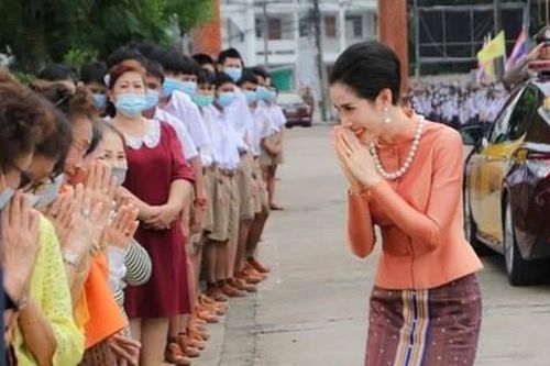 Hoàng quý phi vừa phục chức rạng rỡ trong ngày tái xuất ghi điểm mạnh với dân chúng