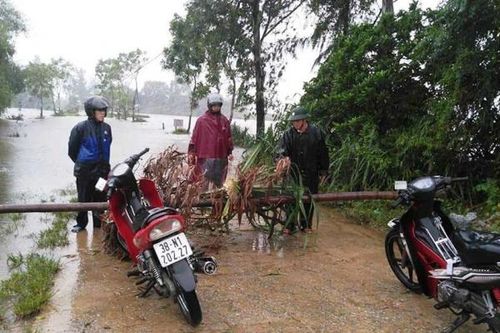 Hà Tĩnh sơ tán hàng chục nghìn hộ dân ngay trong đêm do mưa lớn, lũ lụt