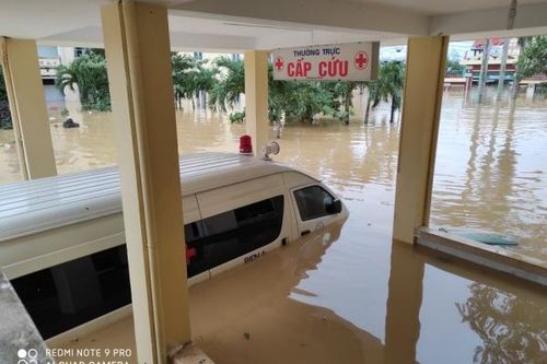Quảng Bình: Một bệnh viện bị cô lập hoàn toàn trong nhiều ngày do mưa lũ