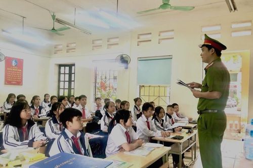 Huyện Gia Lâm (Hà Nội): Trưởng Công an xã tuyên truyền, hướng dẫn kỹ năng đảm bảo an ninh học đường