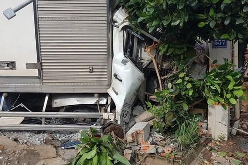 Bình Phước: Xe tải lao vào nhà dân