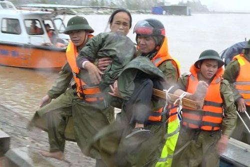 Lội nước, cõng 3 người dân vượt lũ đi cấp cứu