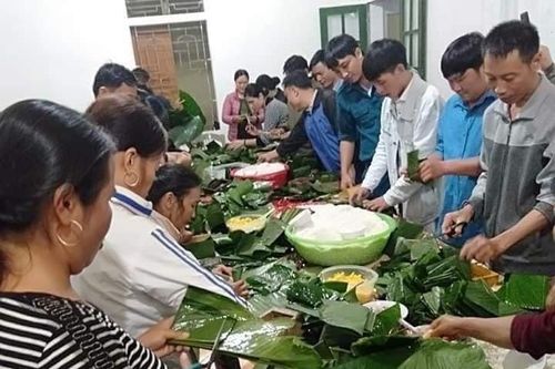 Người dân Nghệ An thức đêm làm bánh chưng gửi sang Hà Tĩnh