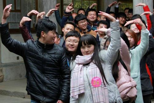 Đi hẹn hò, cô gái Trung Quốc dẫn theo 23 người 'ăn ké'