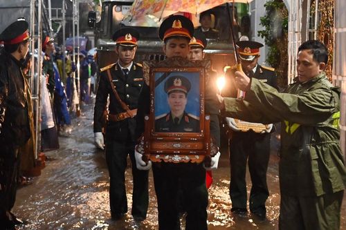 Phút im lặng này