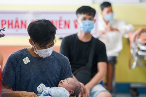 Bệnh viện ở TP.HCM đông nghẹt trẻ bị tay chân miệng