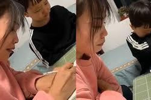 Bà mẹ Trung Quốc bật khóc khi dạy con tập viết