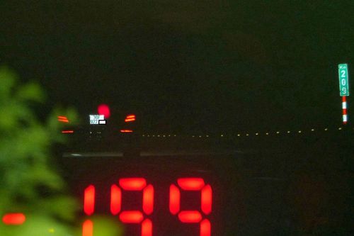 Mercedes chạy 199 km/h trên cao tốc