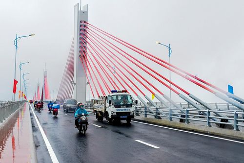 Thông xe kỹ thuật cầu dây văng 2.200 tỷ ở Quảng Ngãi