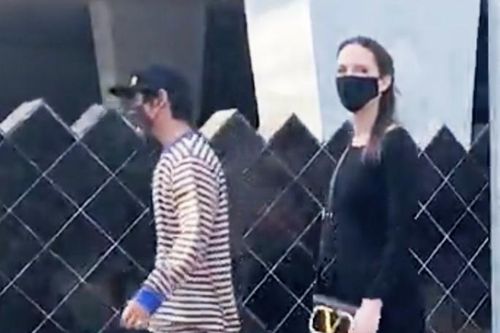 Angelina Jolie xuống phố cùng Pax Thiên