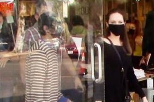 Mẹ con Angelina Jolie xuống phố
