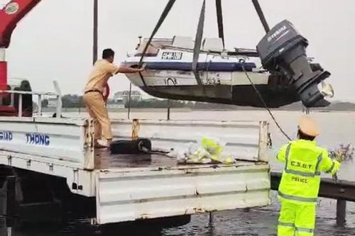 Cục CSGT điều canô cứu nạn ở vùng mưa lũ
