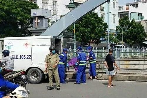 Thi thể người đàn ông nổi trên kênh Tân Hóa