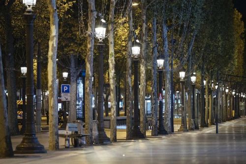 Kinh đô ánh sáng vắng vẻ sau 21h