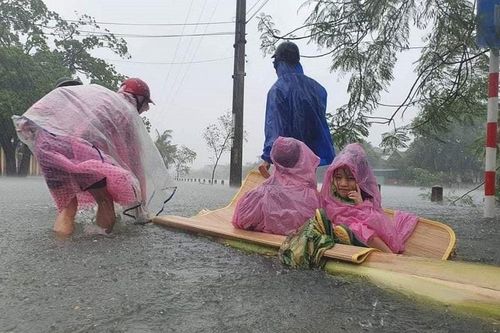 Mưa lũ miền Trung: Số người thương vong tiếp tục tăng thêm