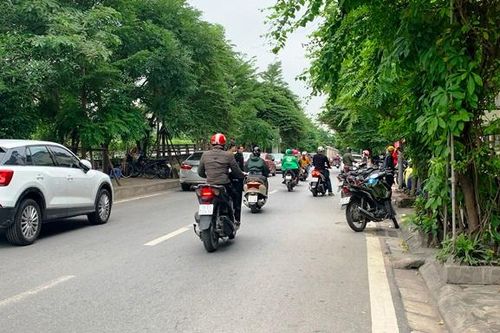 Tràn làn vi phạm trên đường Bưởi