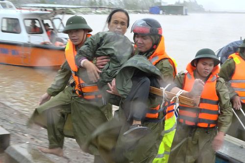 Cõng bộ, đẩy bè chuối và chở ca nô vượt lũ đưa 3 nạn nhân đi cấp cứu