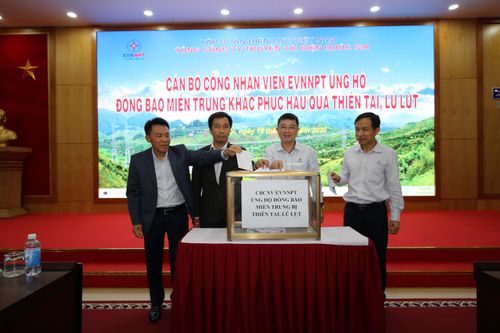 EVNNPT ủng hộ các tỉnh thành miền Trung khắc phục hậu quả thiên tai, lũ lụt