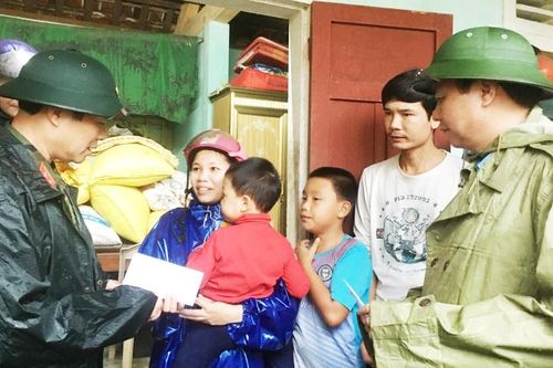 Bộ Quốc phòng và lãnh đạo tỉnh Quảng Trị thăm, tặng quà người dân bị ngập lụt nặng