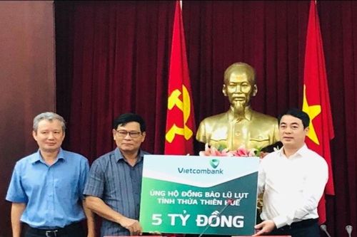 Vietcombank ủng hộ 11 tỷ đồng, chung tay cùng cán bộ, chiến sĩ và đồng bào miền trung vượt qua khó khăn trước thiên tai, lũ lụt