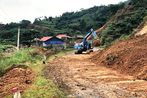 Thông tuyến tỉnh lộ 530 lên biên giới ở huyện Lang Chánh, tỉnh Thanh Hóa
