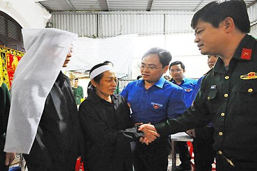 T.Ư Đoàn TNCS Hồ Chí Minh hỗ trợ chiến sĩ và người dân Quân khu 4