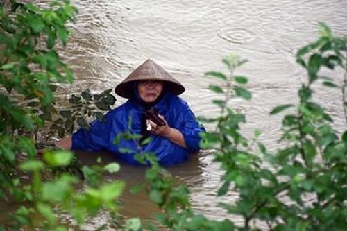 'Còn người là còn của, đừng khóc nữa em'