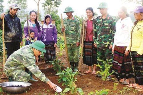 Đồng bào Vân Kiều thôn Cợp tiếc thương các chiến sĩ gặp nạn