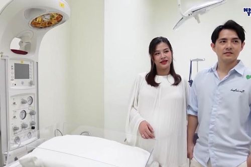 Hoàng Yến Chibi ngày càng trẻ trung; Hoàng Oanh khoe hình con trai lai Tây cực đáng yêu