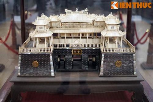 Choáng ngợp với mô hình Ngọ Môn bằng ngà trăm tuổi