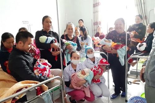 20 sản phụ 'mẹ tròn con vuông' ngay trong tâm lũ