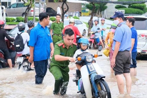 Nhiều trường học ĐBSCL tạm nghỉ do ngập lụt, triều cường