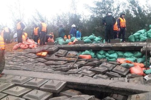 Sạt lở cuốn sập gần 50m đê chắn sóng ven biển Hà Tĩnh