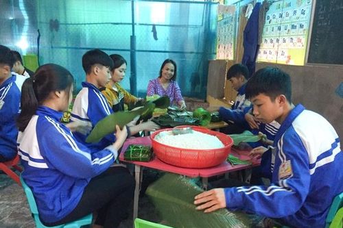 Thầy cô, học sinh Nghệ An gửi 'lá lành' về rốn lũ miền Trung