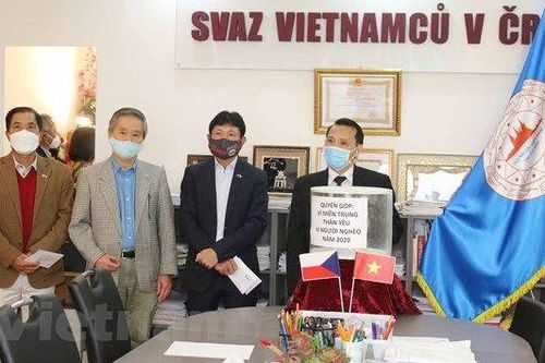 Kiều bào đồng lòng hướng về đồng bào vùng lũ lụt miền Trung