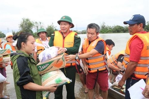 Tặng quà cứu trợ cho người dân vùng lũ Quảng Trị