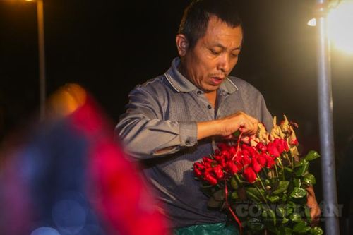 Trước ngày 20/10: Tấp nập người dân đến mua hoa vào nửa đêm tại chợ hoa lớn nhất Hà Nội