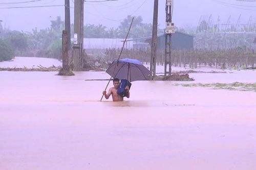 Áp thấp nhiệt đới ở gần biển Đông, khả năng biến đổi thành bão