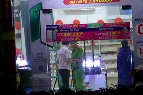 Truy tìm 'siêu trộm' dỡ mái nhà đột nhập vào cửa hàng và cuỗm nhiều điện thoại