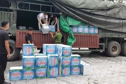 Báo Công an thành phố Hồ Chí Minh tiếp tục chuyển nước uống cho người dân vùng lũ