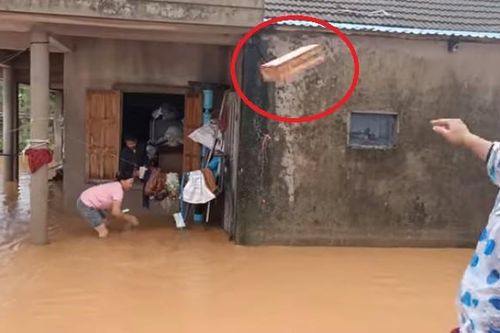 Nhóm YouTuber ném đồ cứu trợ cho người dân vùng lũ gây tranh cãi