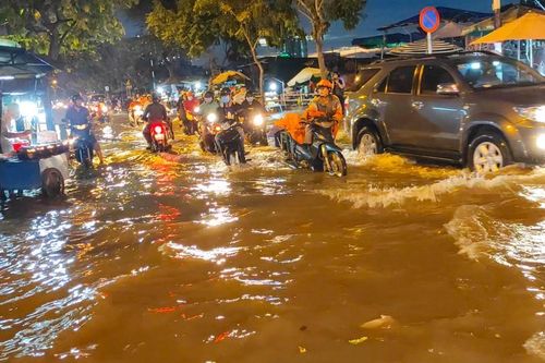 TP HCM triều cường dâng cao giao thông hỗn loạn