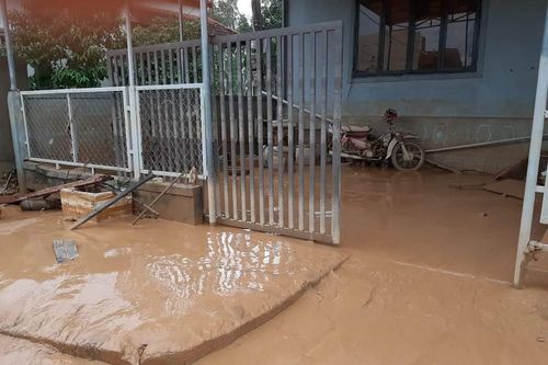 Nước lũ rút, dân Quảng Trị vật lộn với bùn non