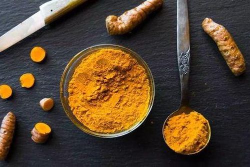 'Bí kíp' ngừa mụn, bay thâm sẹo từ nghệ và rau má Pháp