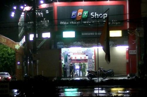 Nam thanh niên dỡ mái đột nhập vào cửa hàng trộm nhiều điện thoại