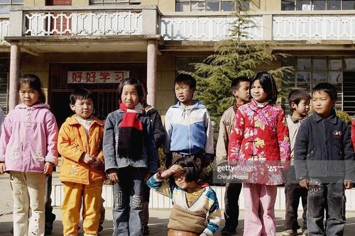 Trung Quốc: Bé trai bị thổi bay khi ném pháo xuống cống