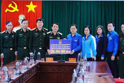 Bí thư Thường trực Trung ương Đoàn thăm, tặng quà Quân khu 4