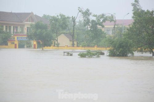 Nước vây tứ phía, hàng trăm nhà dân Hà Tĩnh chìm trong dòng lũ