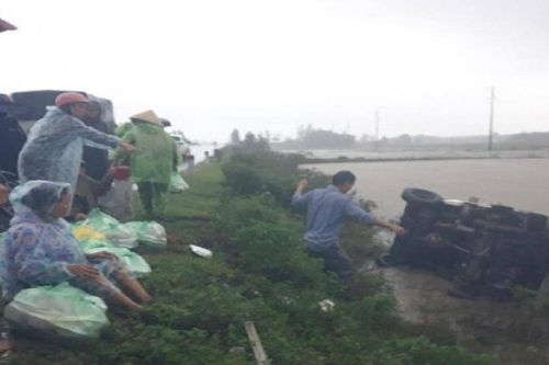 Xe ô tô chở cơm hộp của Hội phụ nữ bị lật trên đường đi tiếp tế