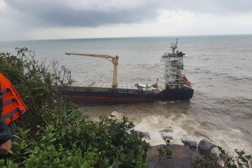 Tàu hàng bị sóng đánh gãy đôi, Huế ứng phó khả năng tràn dầu